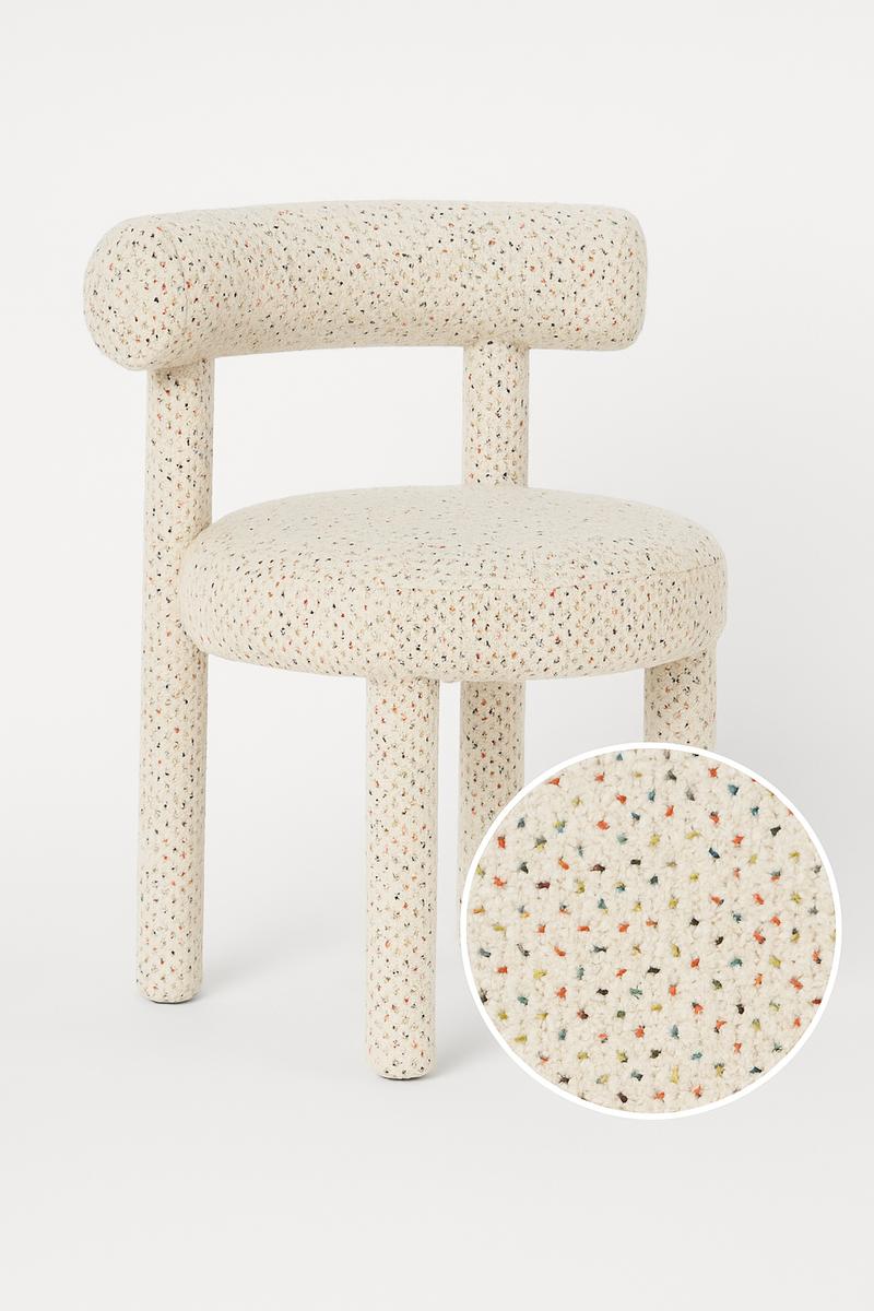 Krzesło tapicerowane LEITH 62x58x80 cm do salonu jadalni jasnokremowe ozdobna nitka nowoczesny desing