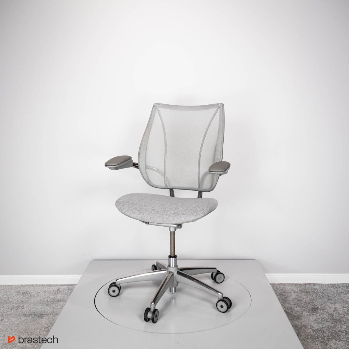 Fotel biurowy Humanscale Liberty – ergonomiczny, siatkowe oparcie, tapicerowane siedzisko, automatyczny mechanizm samoważący