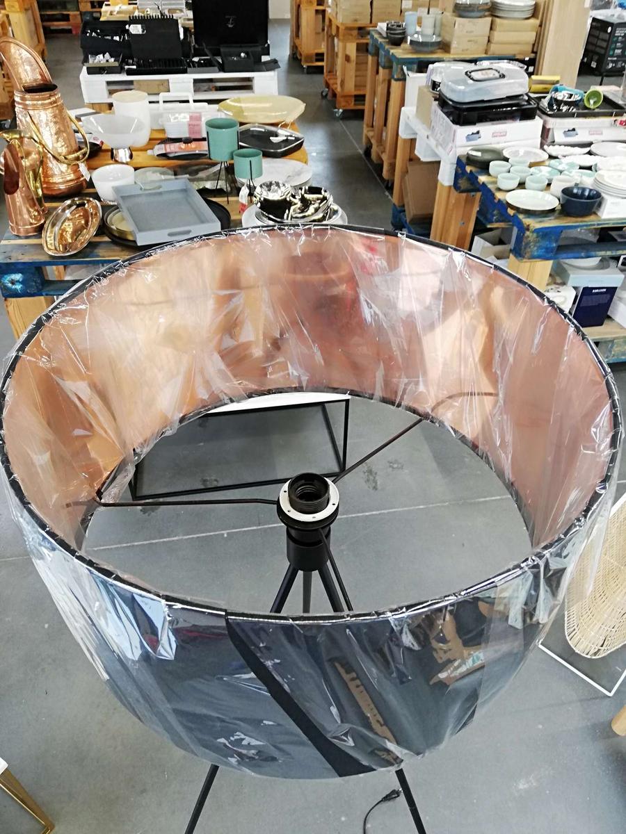 Lampa podłogowa  czarna z miedzianym środkiem CELLA nr. 3
