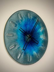 Zegar wiszący 32 cm średnicy morski niebieski z głębią kolorów czarne wskazówki dekoracyjny z żywicy