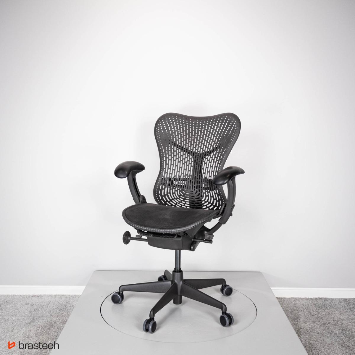 Fotel biurowy Herman Miller Mirra – ergonomiczny, odnowiony, siatkowe siedzisko, elastomerowe oparcie, 3D podłokietniki