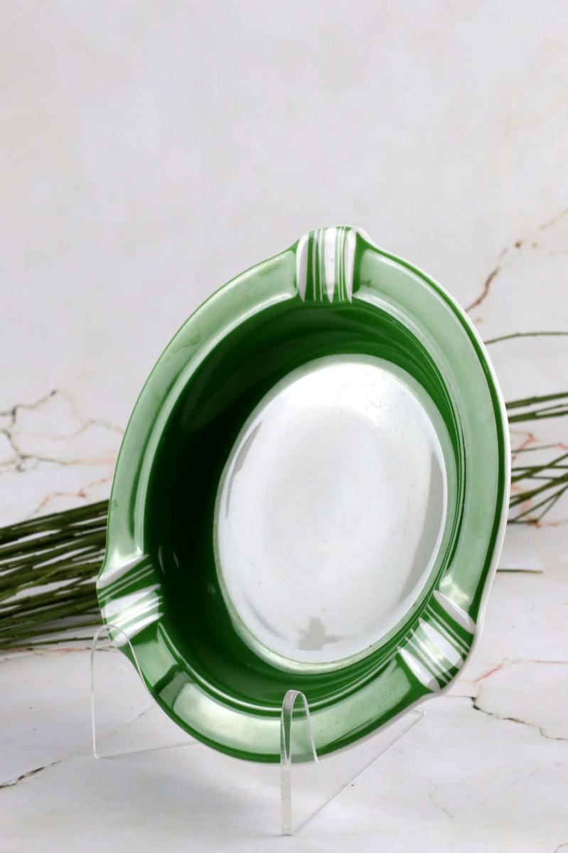 Zielona popielniczka z porcelany – Karolina