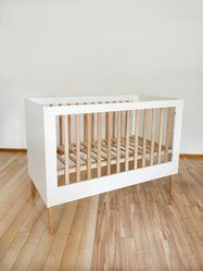 Łóżeczko dziecięce(120x60) białe z naturalnymi szczeblami z drewna bukowego ILA