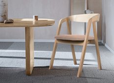 Krzesło bukowe Villa14 79x56x48 cm drewniane zaokrąglone do salonu w kolorze buk naturalny z beżowym welwetowym siedziskiem - Miniaturka zdjęcia nr 1