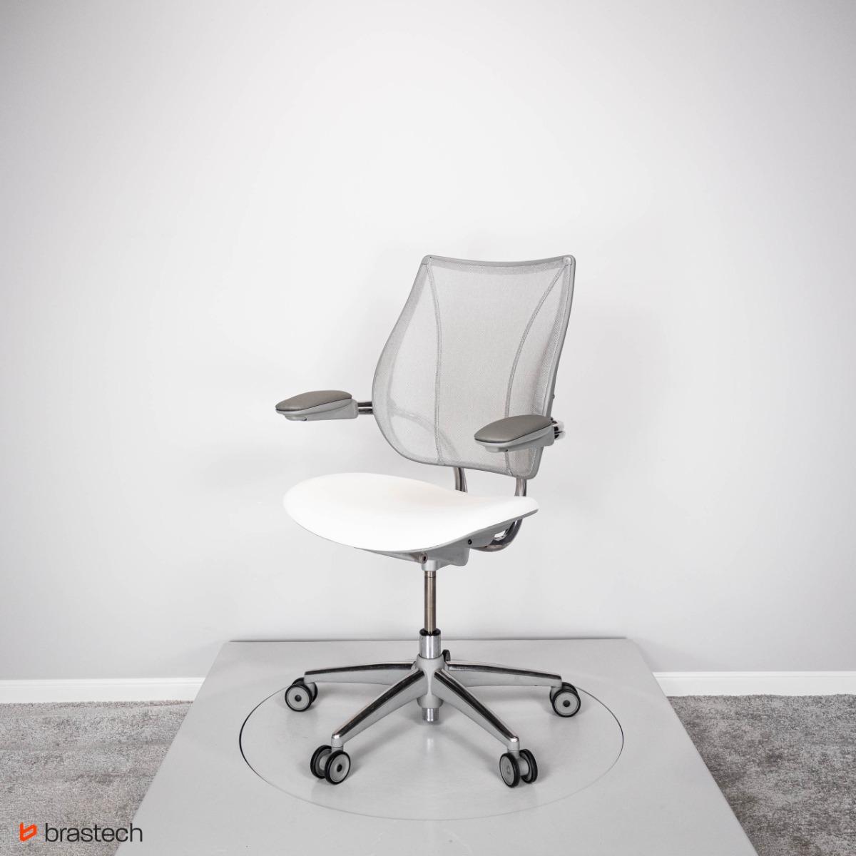 Fotel biurowy Humanscale Liberty – ergonomiczny, siatkowe oparcie, skórzane siedzisko Ticino, mechanizm automatyczny szary