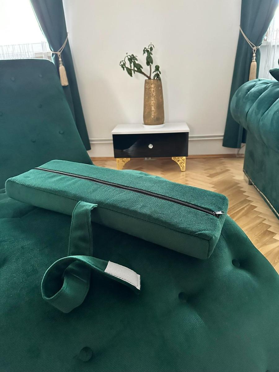 Szezlong 170x75 cm musztardowy na sprężynach z srebrnymi nóżkami i ozdobnymi guzikami, do salonu nr. 6